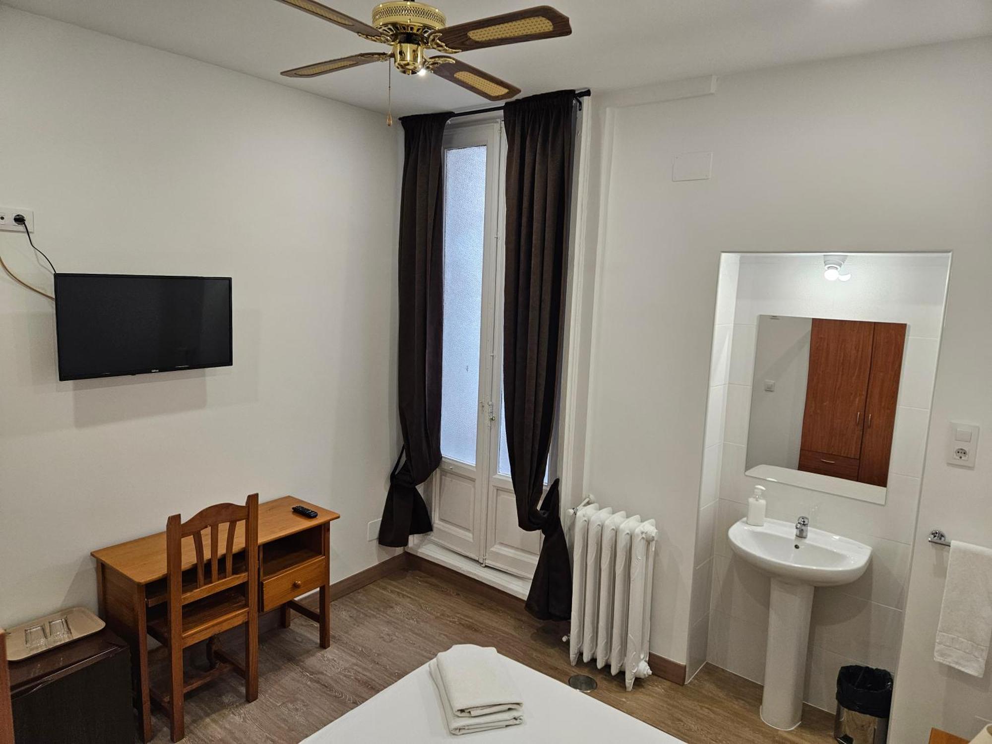 מדריד Hostal Miralva מראה חיצוני תמונה