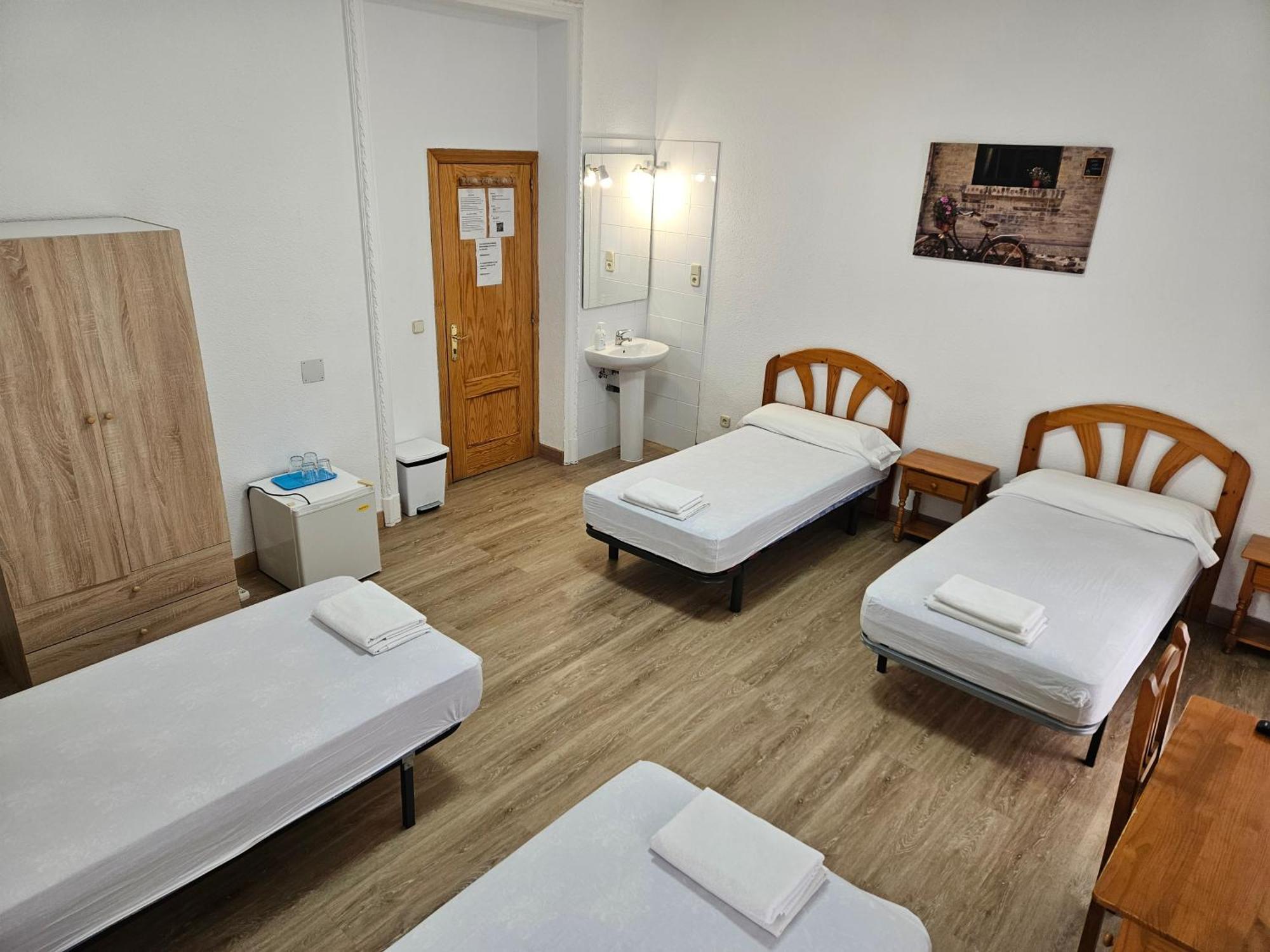 מדריד Hostal Miralva מראה חיצוני תמונה